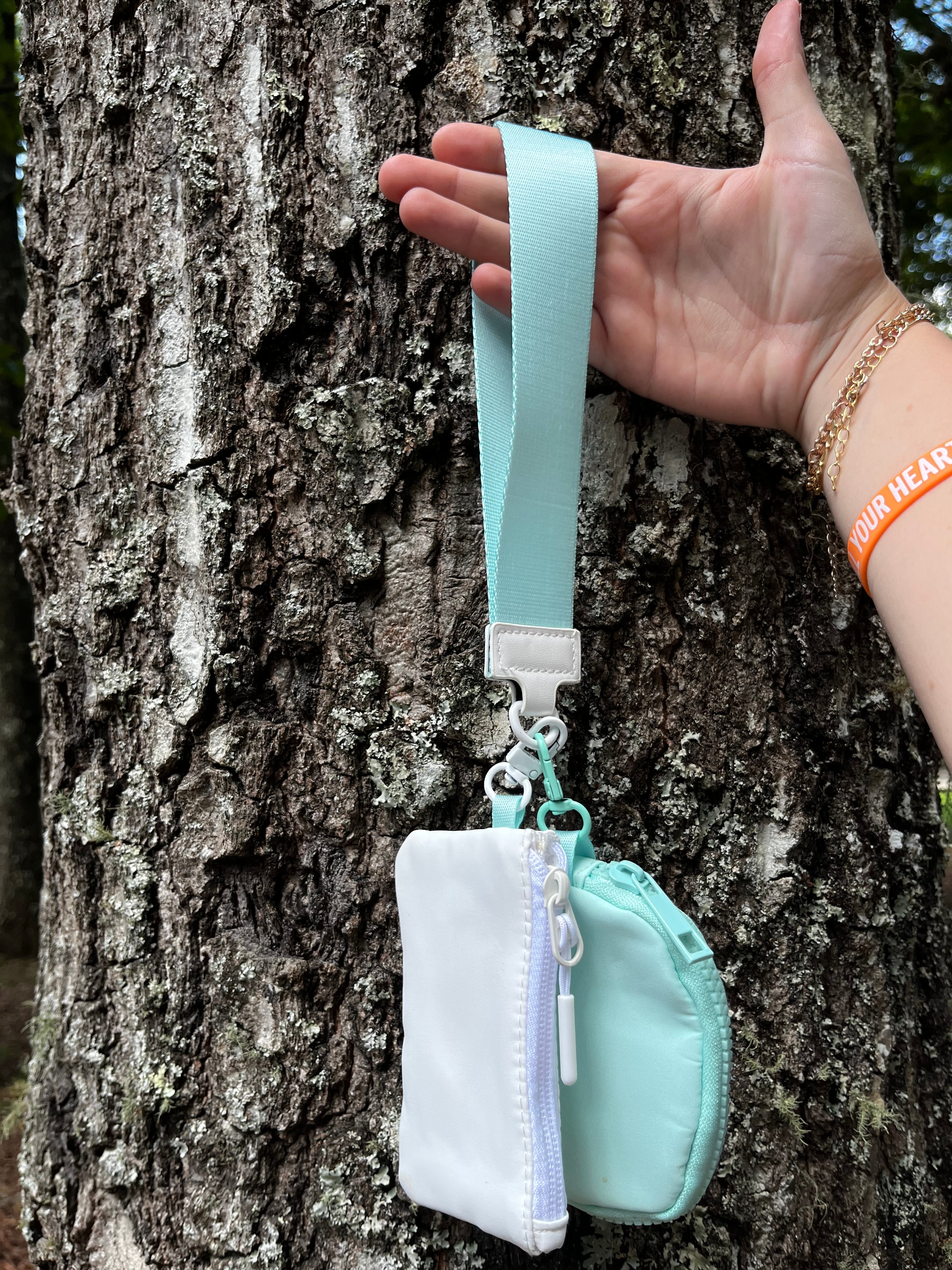 Cream/Turquoise Wristlet